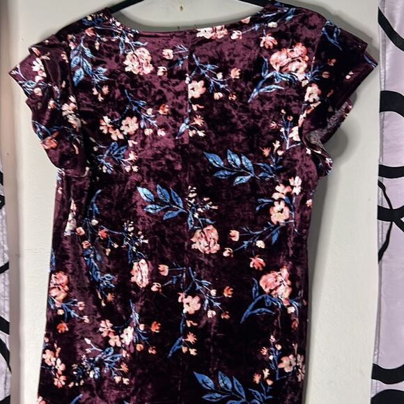 a.n.a Soft Woman’s Top with Ruffle Sleeves and Flower Designs Medium - Picture 6 of 8